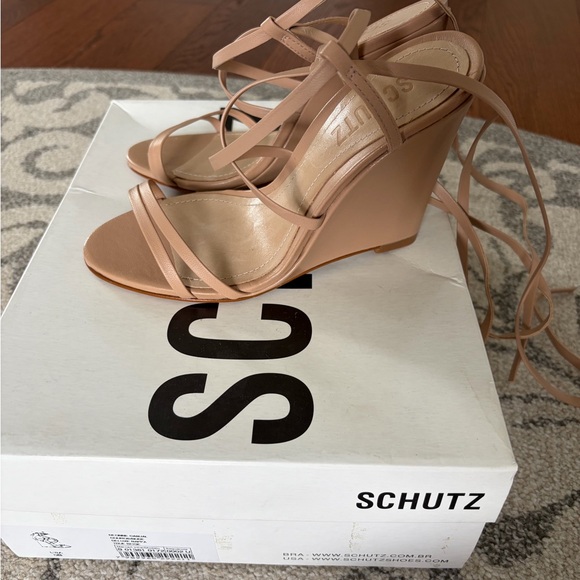 Schutz Deonne Strappy Ankle-Tie Wedge Sandals in Nude NWT - Picture 3 of 7